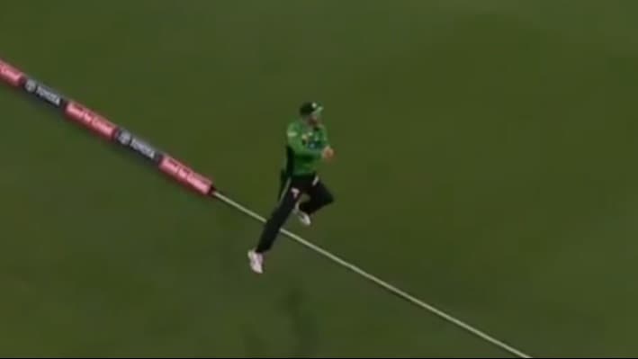 WATCH: Ridiculous Maxwell catch helps Stars start BBL|15 on fire