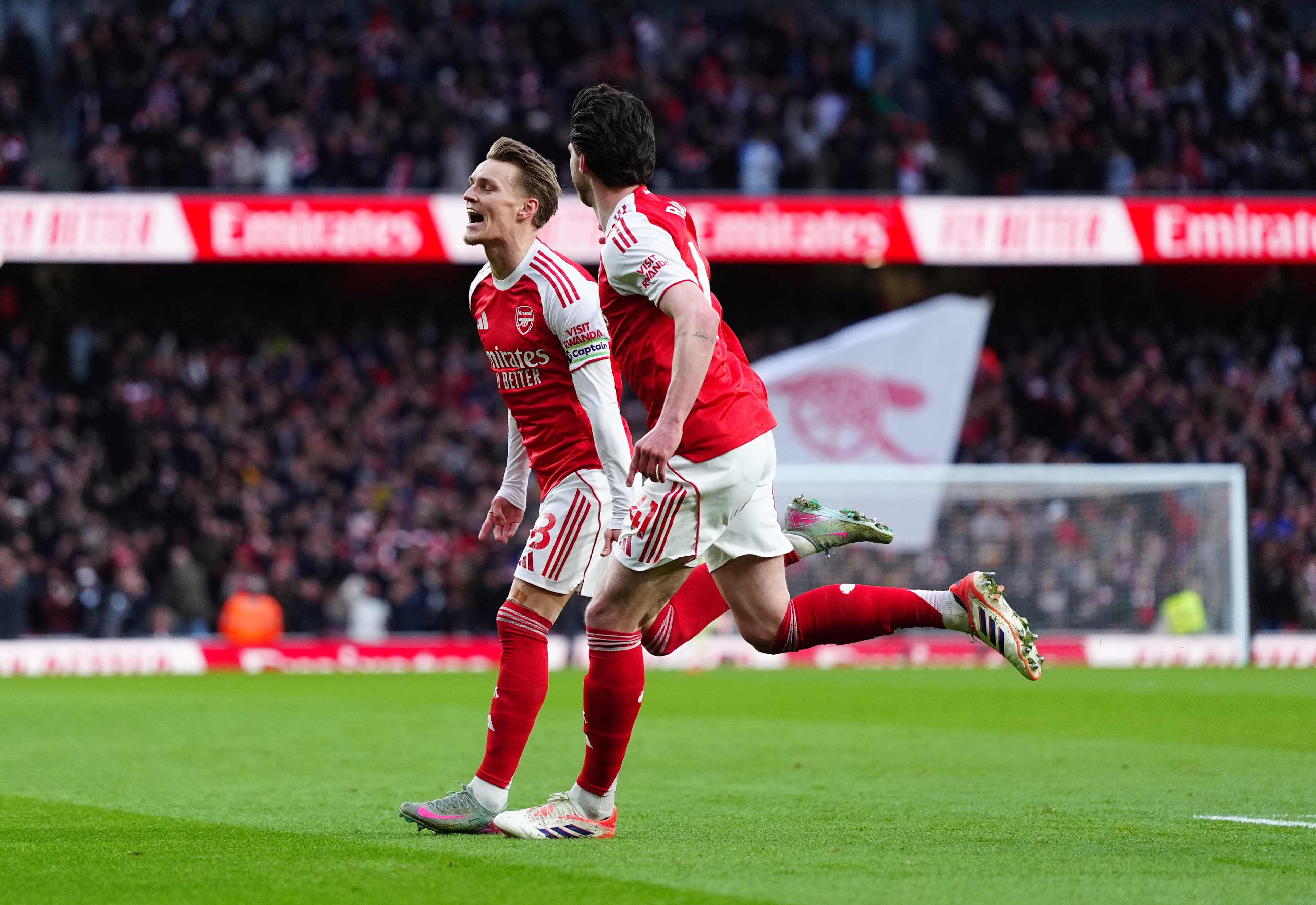 Arsenal reclaims top spot while Villa stays within touching distance